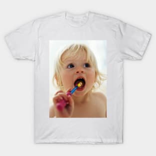 Baby girl brushing teeth (M830/1263) T-Shirt